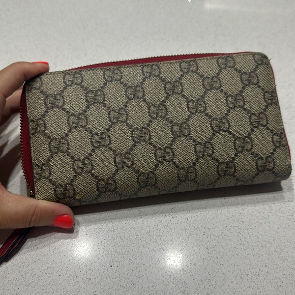 💯 Authentic gucci angry cat long wallet w red trim
Condition 9./10 - Picture 4 of 7